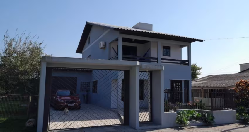 Linda casa de dois s pisos na coloninha, pertinho do centro
