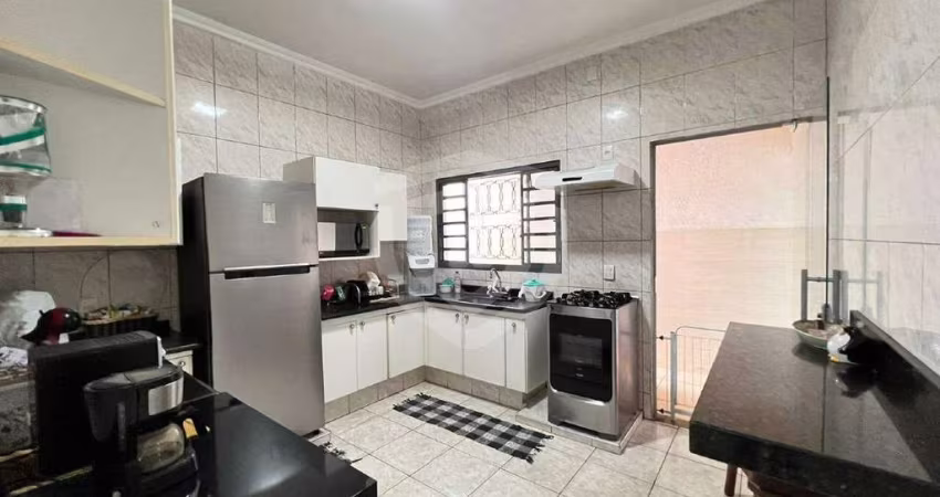 Casa para venda no Jardim Aeroporto 3 quartos sendo 1 suíte, escritório sala 2 ambientes e 2 vagas de garagem