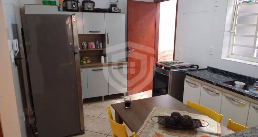 Casa de 3 quartos à venda na Bela Vista