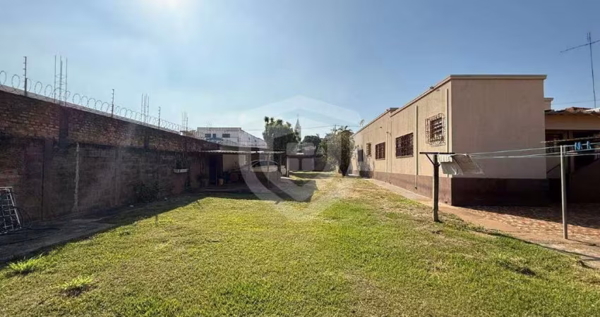 Casa com terreno amplo com 22 metros de frente por 44 metros de fundo (968 m²), sendo dividido em duas áreas: