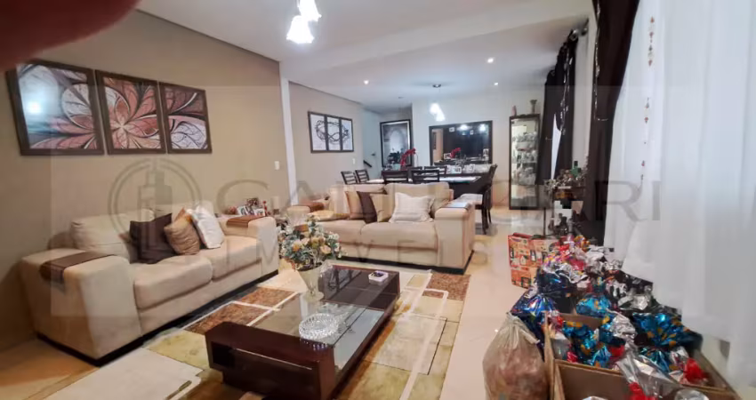 Lindo Sobrado com churrasqueira , 3 Dorms., 4 vagas.