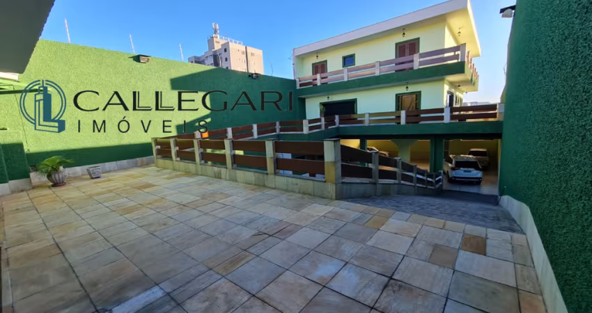 Vende Casa com piscina e quatro suítes em Vila Arapuã