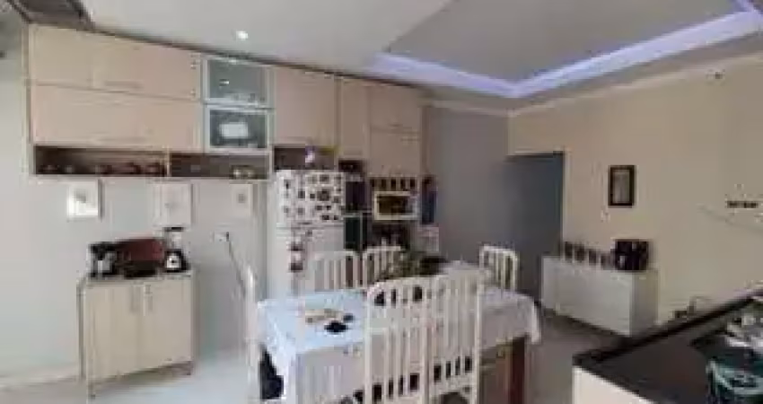Sobrado com 268m² de 4 pavimentos com salão comercial e 2 casas pra moradia ou r