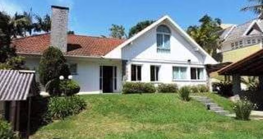 Excelente casa em Condomínio Fechado em Local estratégico com acesso fácil pela