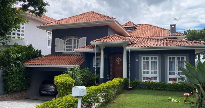 Alphaville 09 - Casa com 345 m², 3 Suítes, 4 Vagas e Lazer com Piscina e Churras