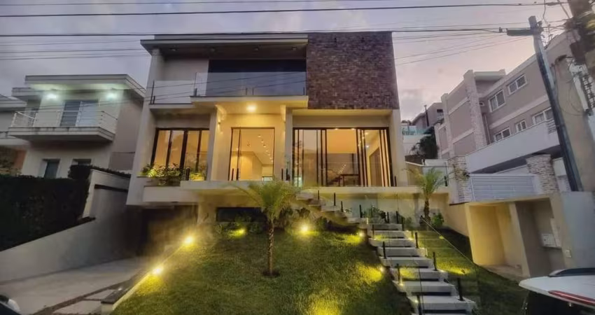Alphasítio - Casa com 400m², 4 Dorm (4 Suítes), 6 Vagas e Piscina em Santana de