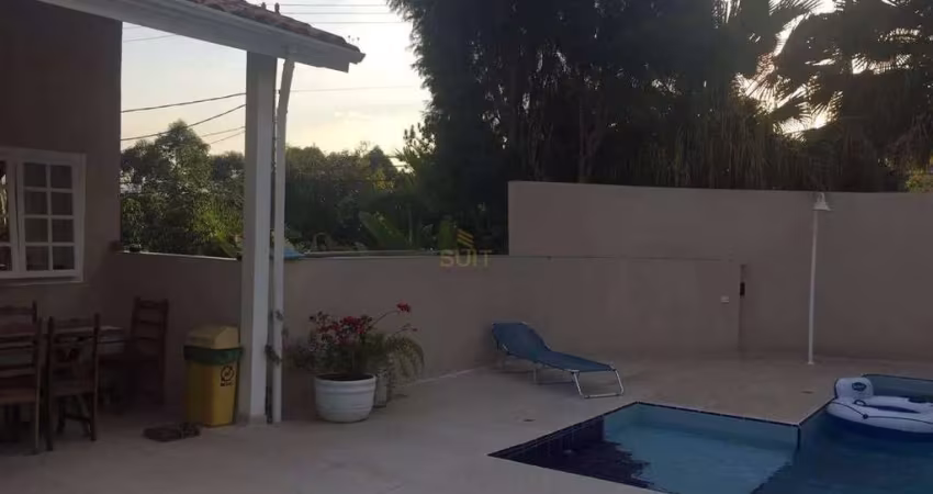 Alphaville 3 - Casa com 420m², 5 Suítes, 4 Vagas, Piscina e Muito Lazer no Cond.