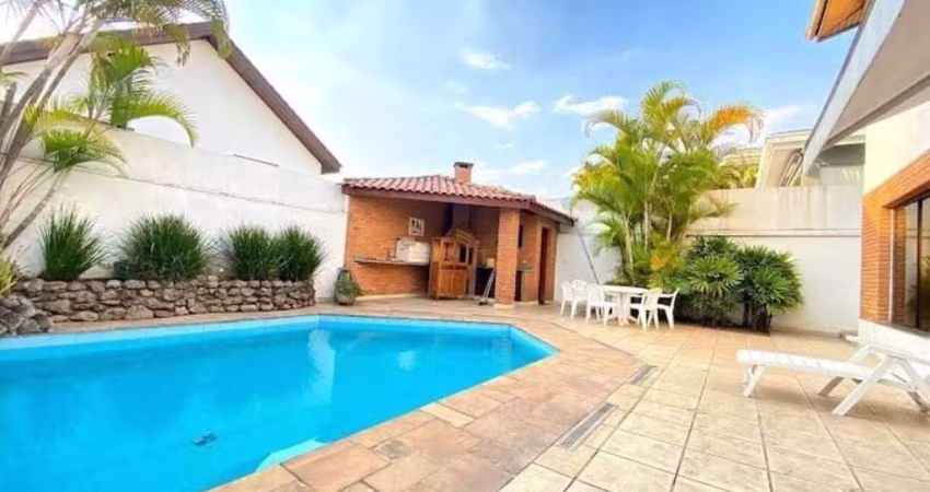 Alphaville 5 - Casa com 360m², 4 Dorm (2 Suítes), 2 Vagas, Piscina e Churrasquei