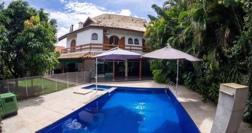 Alphaville 5 - Casa com 422m², 4 Suítes, 4 Vagas, Adega, Sauna e Piscina em Sant
