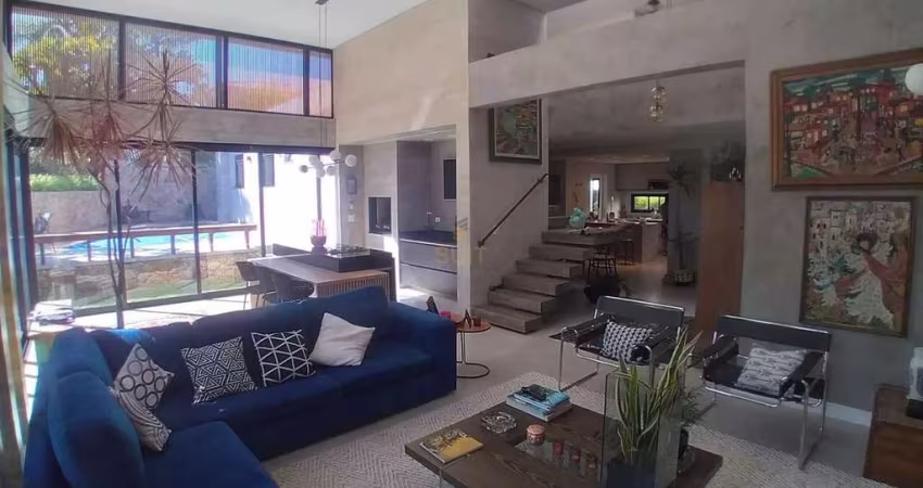 Alphaville 6 - Casa com 270m², 3 Dorm, 2 Vagas, Piscina e Churrasqueira em Santa
