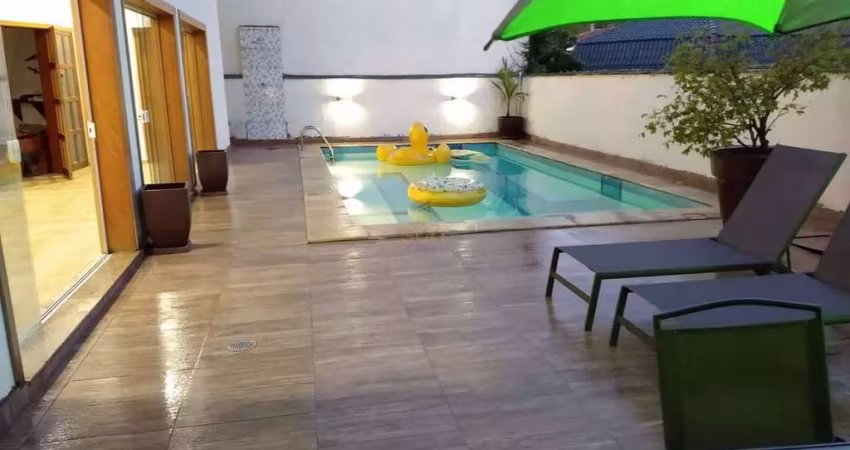 Alphaville 6 - Casa com 450m², 4 Suítes, 4 Vagas, Lareira e Piscina em Santana d