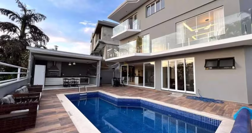 Alphaville 9 - Casa com 428m², 4 Dorm (3 Suítes), Hidro e Área Gourmet em Santan