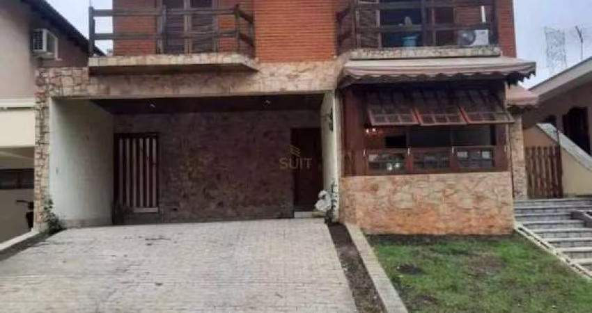 Alphaville 9 - Casa com 300m², 3 Dorm (1 Suíte), 2 Vagas, Lareira e Área com Chu