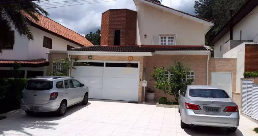 Alphaville 9 - Casa com 302m², 4 Suítes, 4 Vagas, Piscina e Ótima Localização em