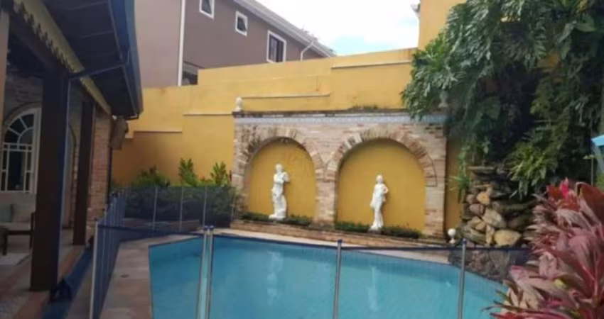 Alphaville 10 - Casa com 400m², 4 Suítes, 3 Vagas e Varanda Gourmet em Santana d