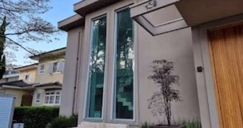 Alphaville 10 - Casa com 760m², 5 Dorm (4 Suítes), 8 Vagas e Varanda Gourmet em