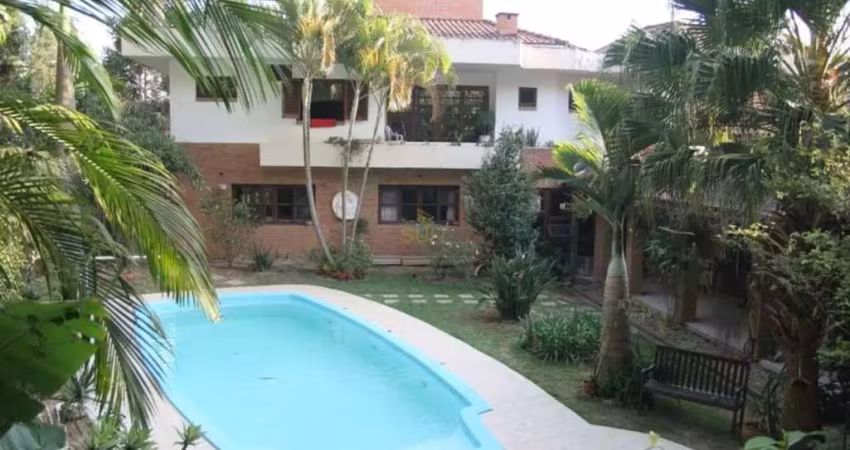 Alphaville 10 - Casa com 634m², 4 Suítes, 7 Vagas e Lazer com Piscina em Santana