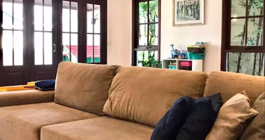 Alphaville 11 - Casa com 305m², 5 Suítes, 6 Vagas, Piscina e Churrasqueira em Sa