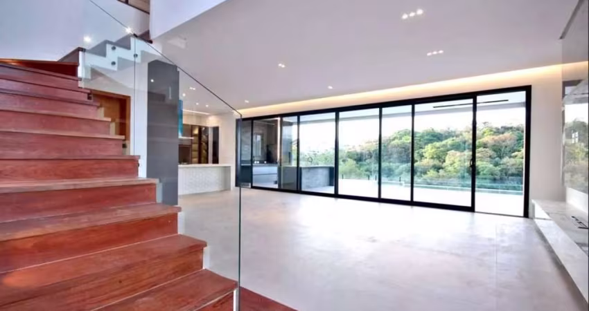 Burle Marx - Casa com 349m², 4 Suítes, 3 Vagas, Churrasqueira e Piscina em Santa