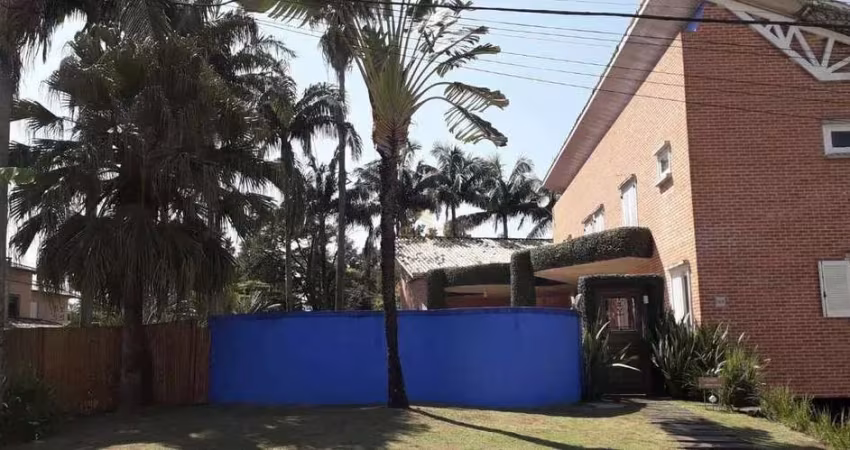 Alphaville 12 - Casa com 500m², 4 Vagas, 2 Suítes, Piscina, 6 Banheiro, Escritór