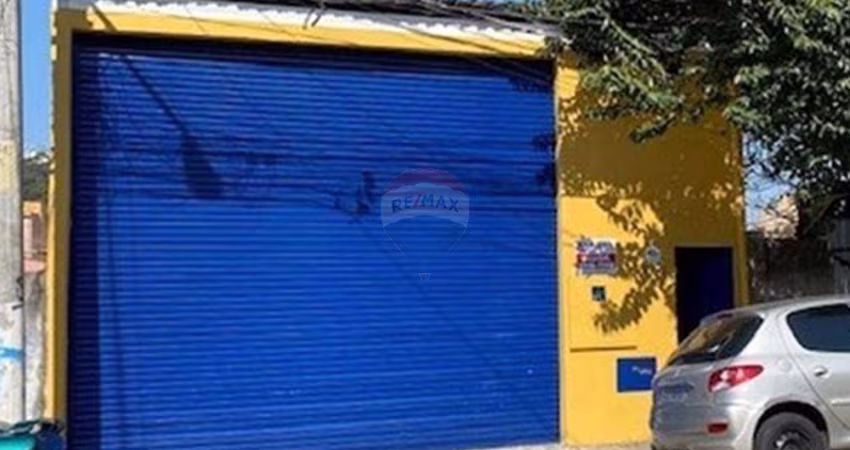 Espaço Comercial Central e Versátil: 300m², portão automático e entreda para caminhões
