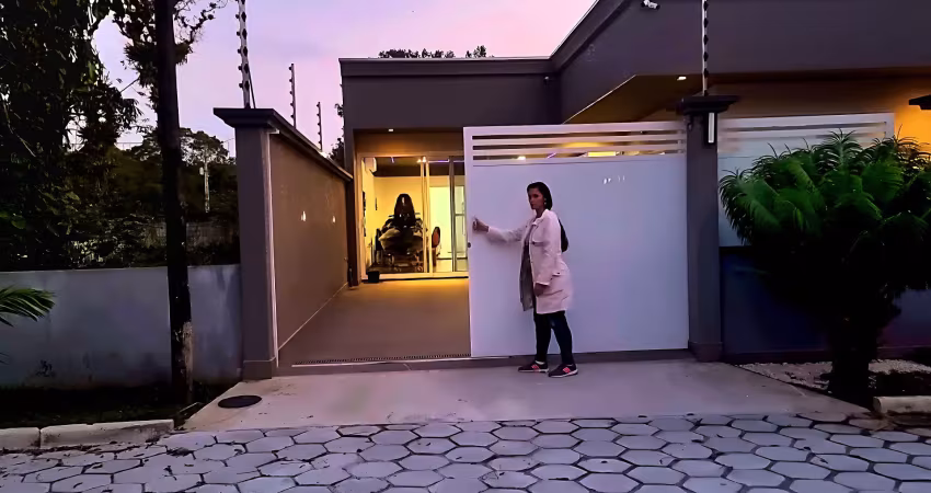 Casa de altíssimo padrão de frente para o rio guaraguaçu na praia de leste