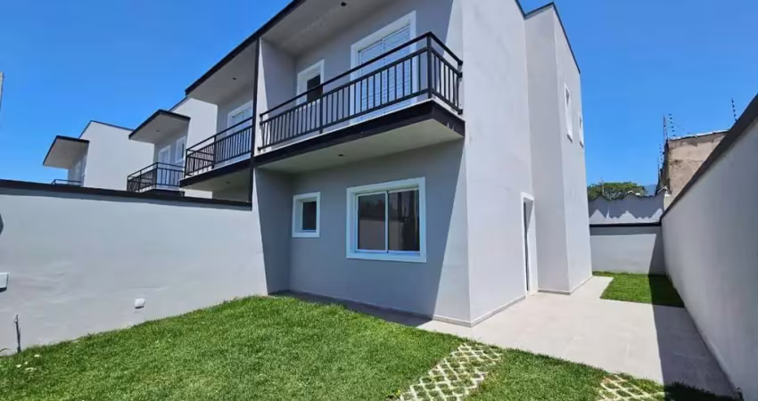Casa Sobrado com 2 suítes.