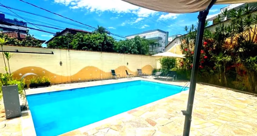 Oportunidade! Casa em Condomínio fechado a poucos metros da Praia.