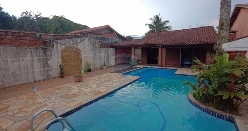 Casa térrea com piscina, sauna e area gourmet, a venda no Indaiá em Bertioga-SP