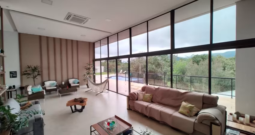 Maravilhosa casa térrea com 367m² de área construída com 3  suítes no Condomínio Terras Alvorada - Medeiros