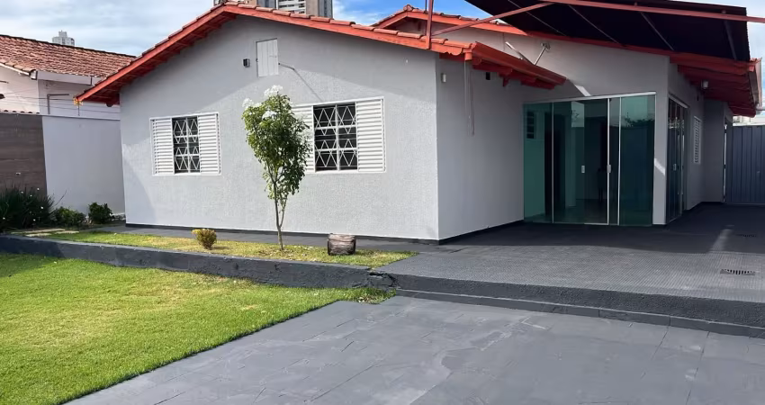 Oportunidade! linda casa no jd atlantico, sozinha no lote ao lado do pq. cascavel, 3 quartos, 420 m²