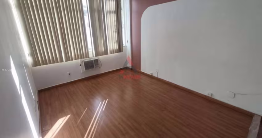 Excelente sala comercial no centro de Juiz de Fora com móveis!