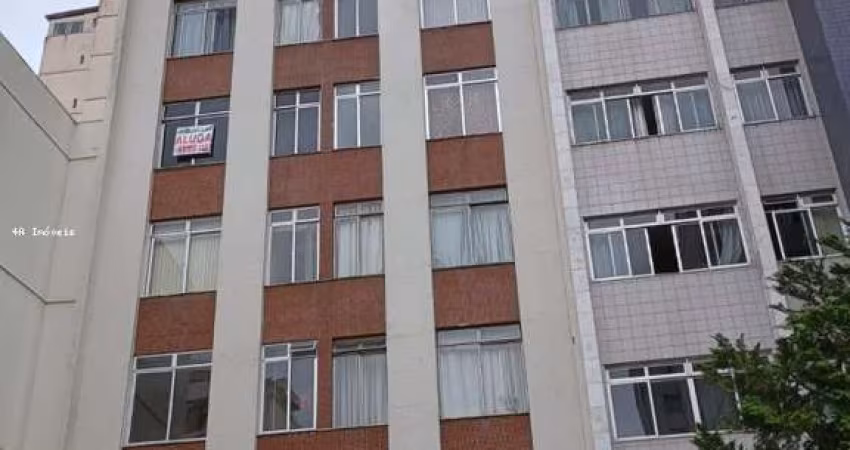 Bom apartamento de um quarto com cozinha-área serviço no centro de Juiz de Fora.