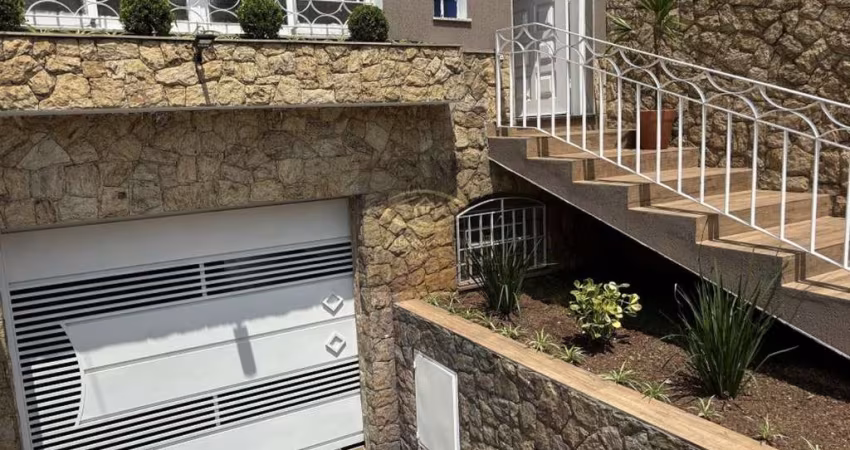 Casa Espaçosa e Moderna na Chácara Santo Antônio: 4 Quartos, 1 Suíte, 3 Salas, 4 Banheiros, 3 Vagas de Garagem.