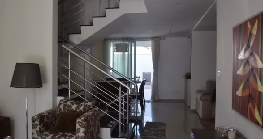 Execente sobrado condomínio ibiti royal com 3 suítes sendo uma térrea.