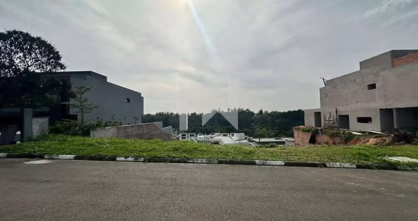 Terreno com leve declive a venda no condomínio vila lombarda na cidade de valinhos - sp