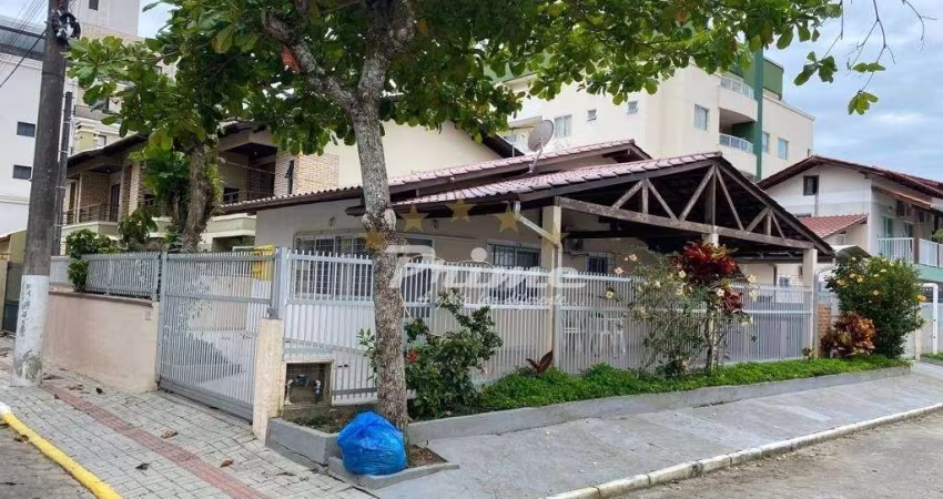 Casa de esquina em Bombas - Bombinhas-SC