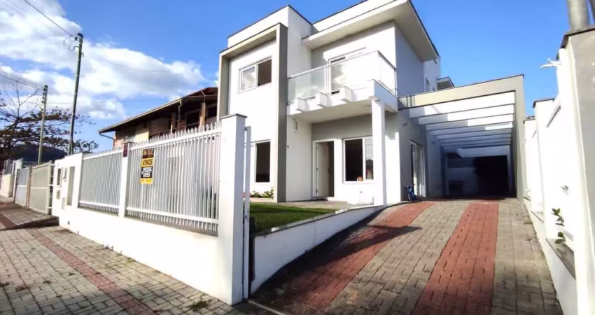 Casa mobiliada com 5 dormitórios à 170 metros do mar