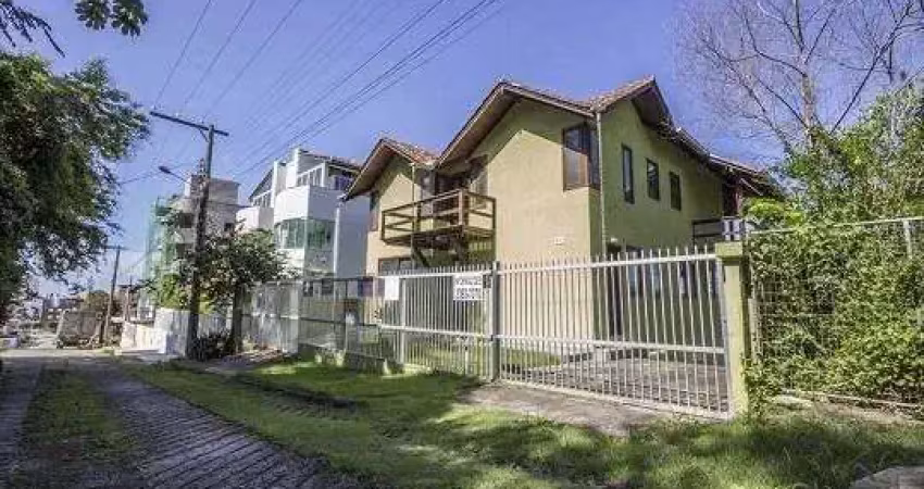 Casa com 2 quartos à venda na Rua Marlim, Centro, Bombinhas