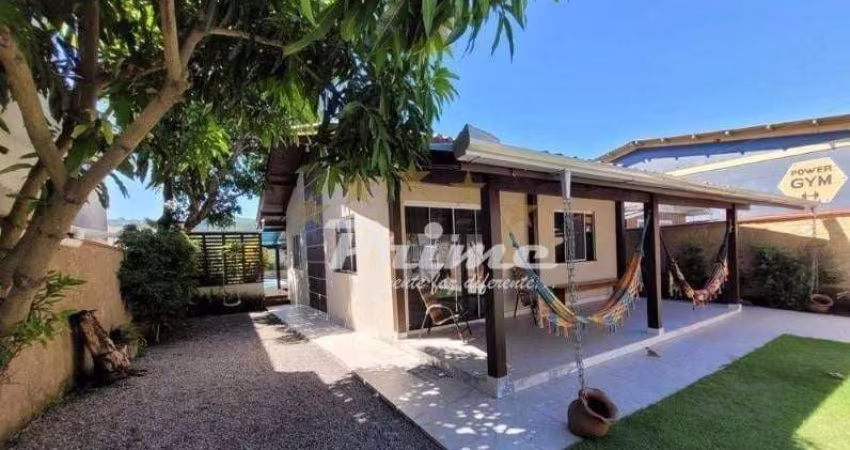 Maravilhosa Casa com Piscina em Bombas - Bombinhas/SC