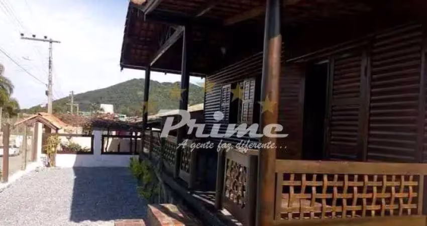Casa semimobiliada à venda no bairro bombas - bombinhas/sc