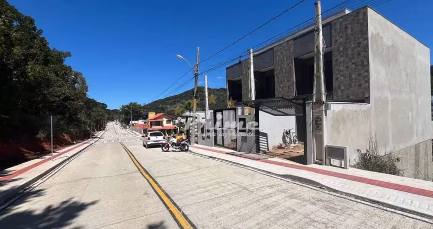 Sobrado de 2 suítes à venda no bairro bombas - bombinhas/sc