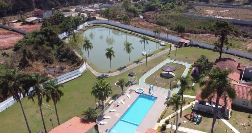 Sitio tem 15 mil metros com: 25 quartos, 33 banheiros, total 3 casas e 12 suítes em chalés, Piscina semi olímpica com escorregador, campo de futebol e vôlei, churrasqueira, salão de festa, salão de jo