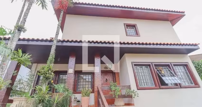Casa venda no condomínio, portal do paraíso i, com 420m², 5 quartos e 3 vagas.