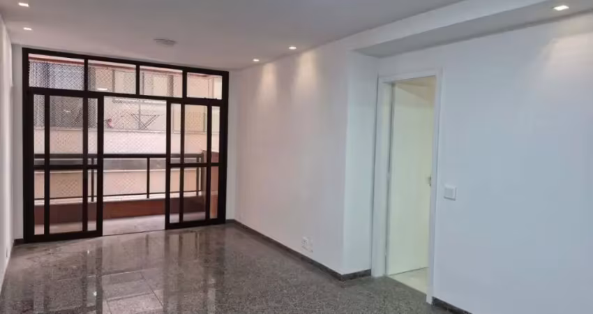 Espaçoso apartamento em rua tranquila de jardim icaraí com 3 quartos e planta versátil