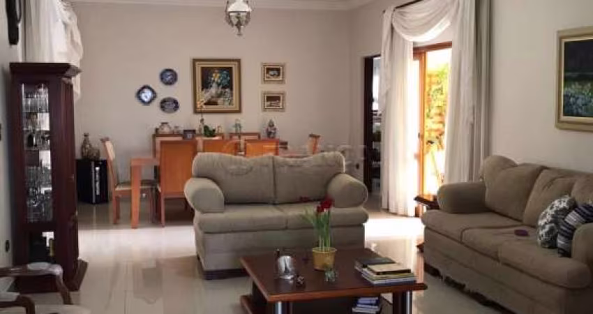 CASA MARAVILHOSA - CONDOMÍNIO JACAREÍ - 3 DORMITÓRIOS (1 SUÍTE)