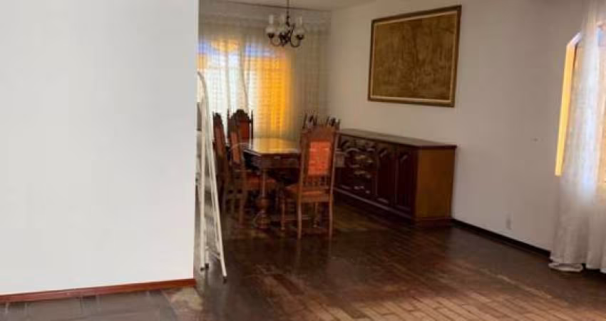Casa com 4 Dormitórios sendo 1 Suíte !!!