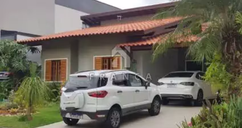 Belíssima casa em condomínio fechado, villa branca.