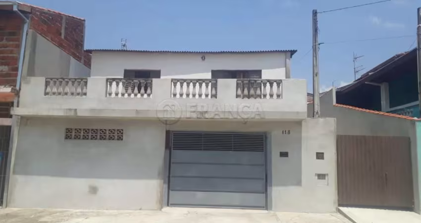 Casa de 03 Dormitórios, espaçosa em contato com a natureza. No Jardim Colônia - Jacareí SP