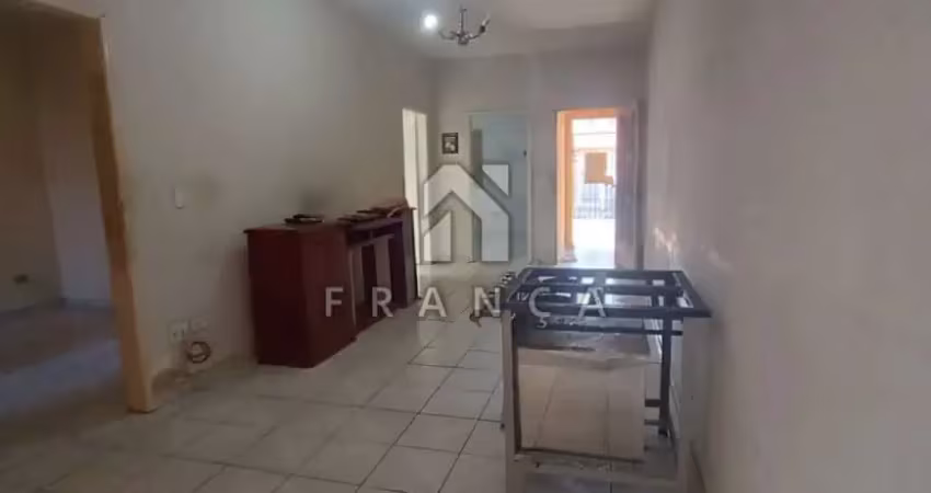 Casa - 3  dormitórios  sendo um suíte -  com quintal no  centro òtimo para comércio